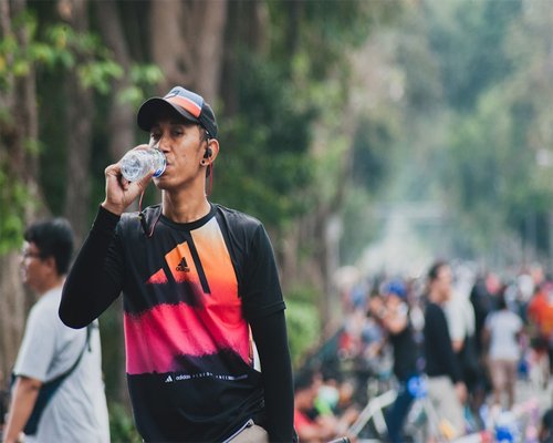 Ilustrasi persiapan rutinitas harian dengan air minum