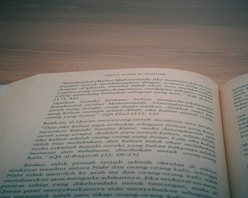 Suasana pagi yang tenang dengan secangkir air putih dan buku